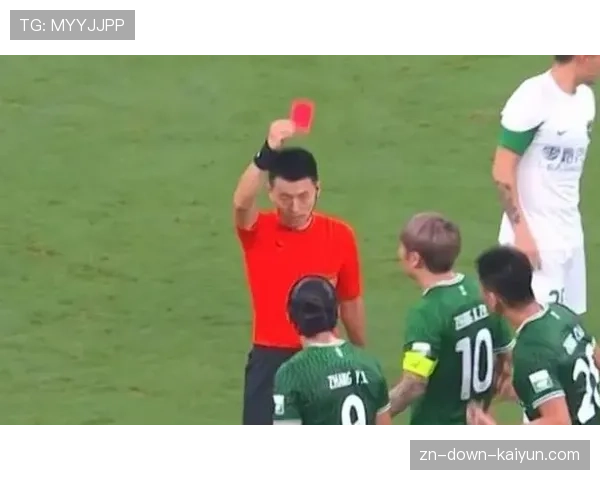 瞬间特写：当绝杀进球因毫米级越位被取消，现场大屏幕三维线框重放引发的全场寂静